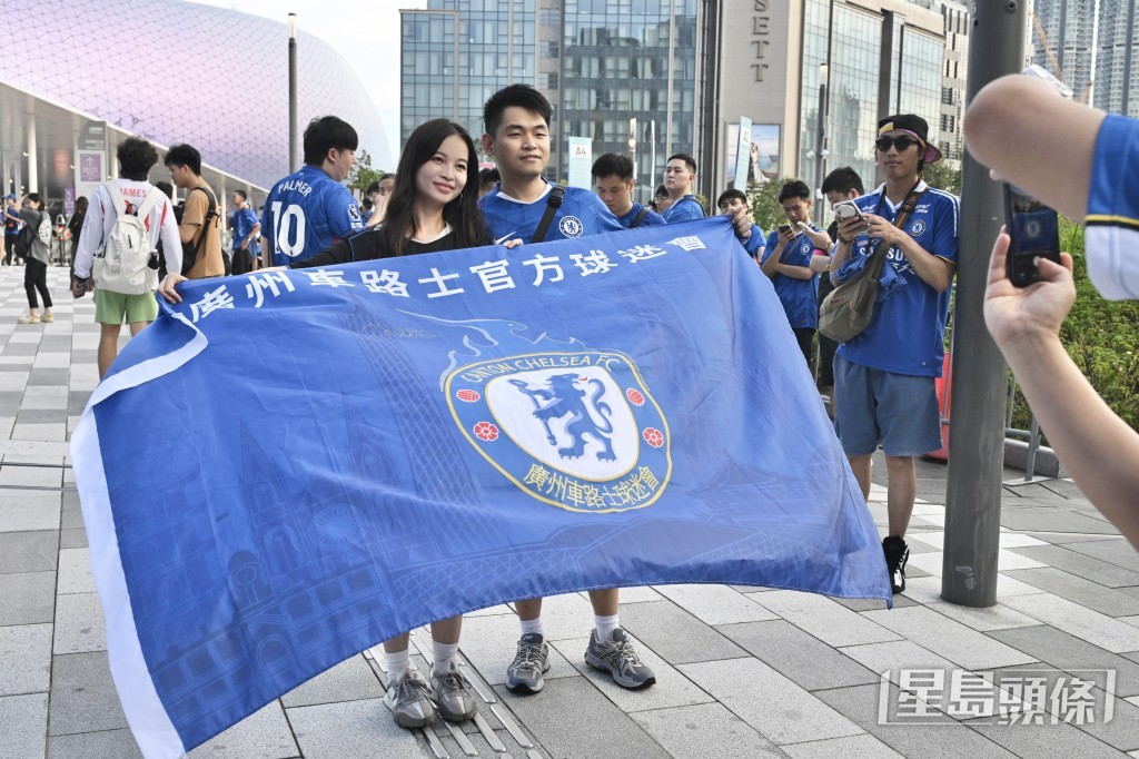 「香港足球盛會2026」今晚上演第二場頂級足球盛宴,不少球迷穿上球衣,悉心打扮,帶備應援物品到場觀看比賽。 「香港足球盛會2026」今晚上演第二場頂級足球盛宴,不少球迷穿上球衣,悉心打扮,帶備應援物品到場觀看比賽。
