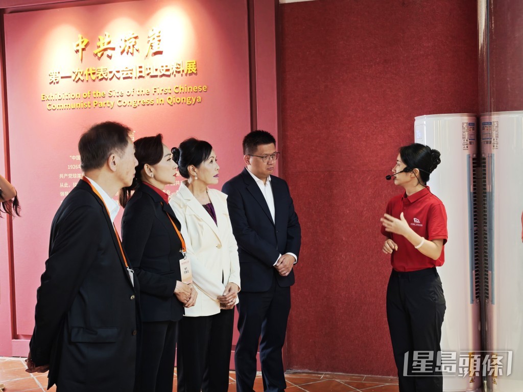 委員聽取人員介紹瓊崖舊址的歷史。 委員聽取人員介紹瓊崖舊址的歷史。