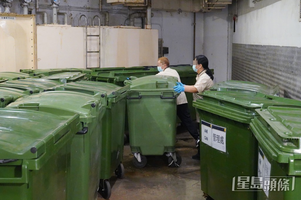 即使放低身段應徵基層勞動工作如倒垃圾,亦同樣無功而返,更無奈表示「我去見過,最後輸咗比人工平過我的人」。(示意圖非涉事人) 即使放低身段應徵基層勞動工作如倒垃圾,亦同樣無功而返,更無奈表示「我去見過,最後輸咗比人工平過我的人」。(示意圖非涉事人)