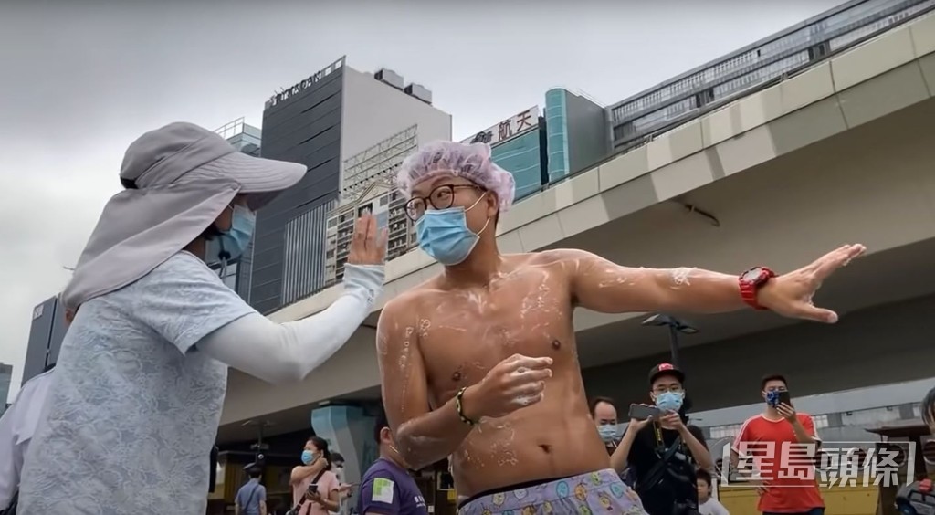 《100毛》藝人「東方昇」曾在觀塘海濱噴泉嬉水區進行直播抹沐浴露。