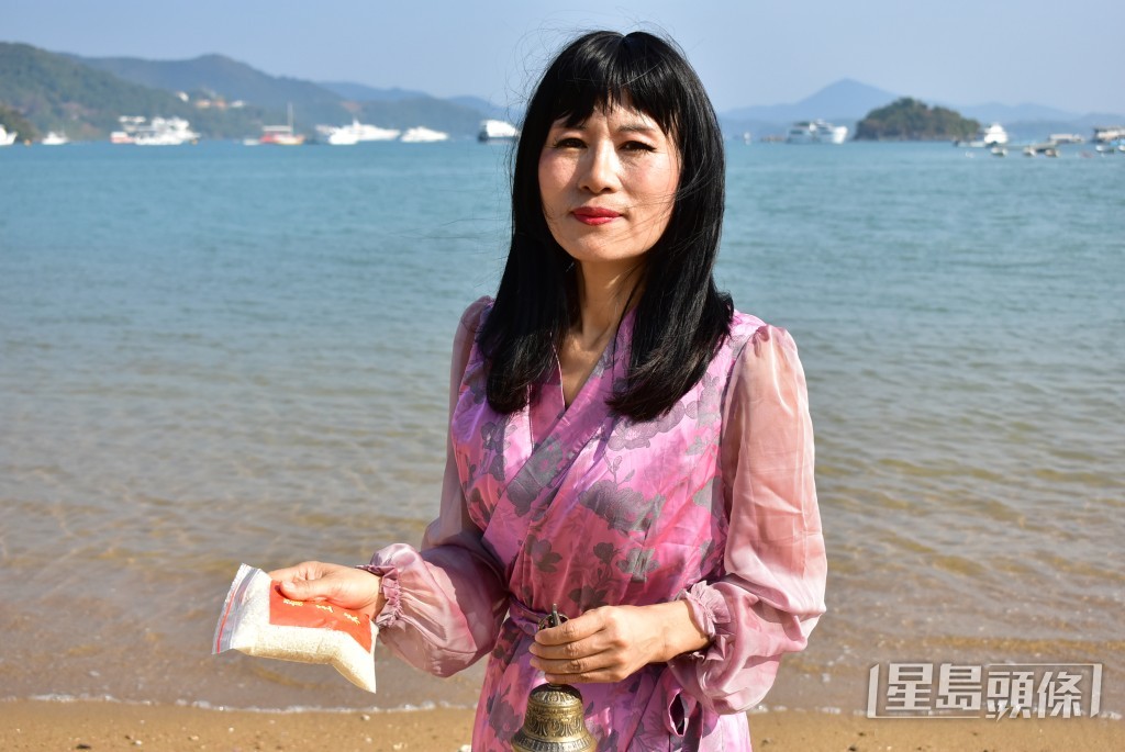 七師傅趁陽光有溫度下水。