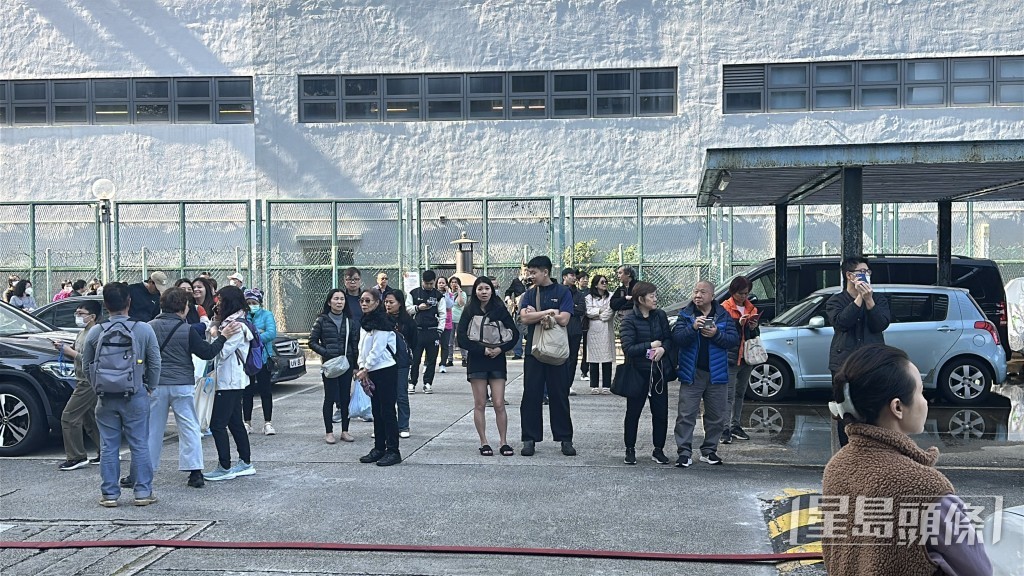 约半百居民疏散到地面。刘汉权摄 约半百居民疏散到地面。刘汉权摄