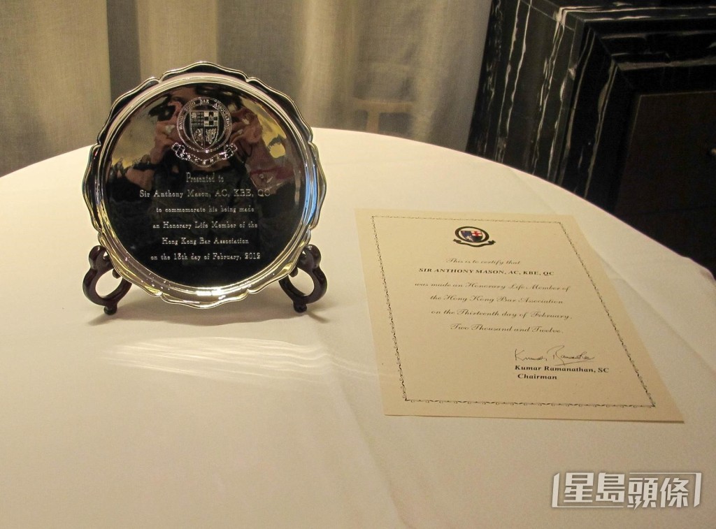 香港大律師公會向梅師賢爵士頒授終身榮譽會員,典禮上,公會向其頒授銀碟與證書。 香港大律師公會向梅師賢爵士頒授終身榮譽會員,典禮上,公會向其頒授銀碟與證書。