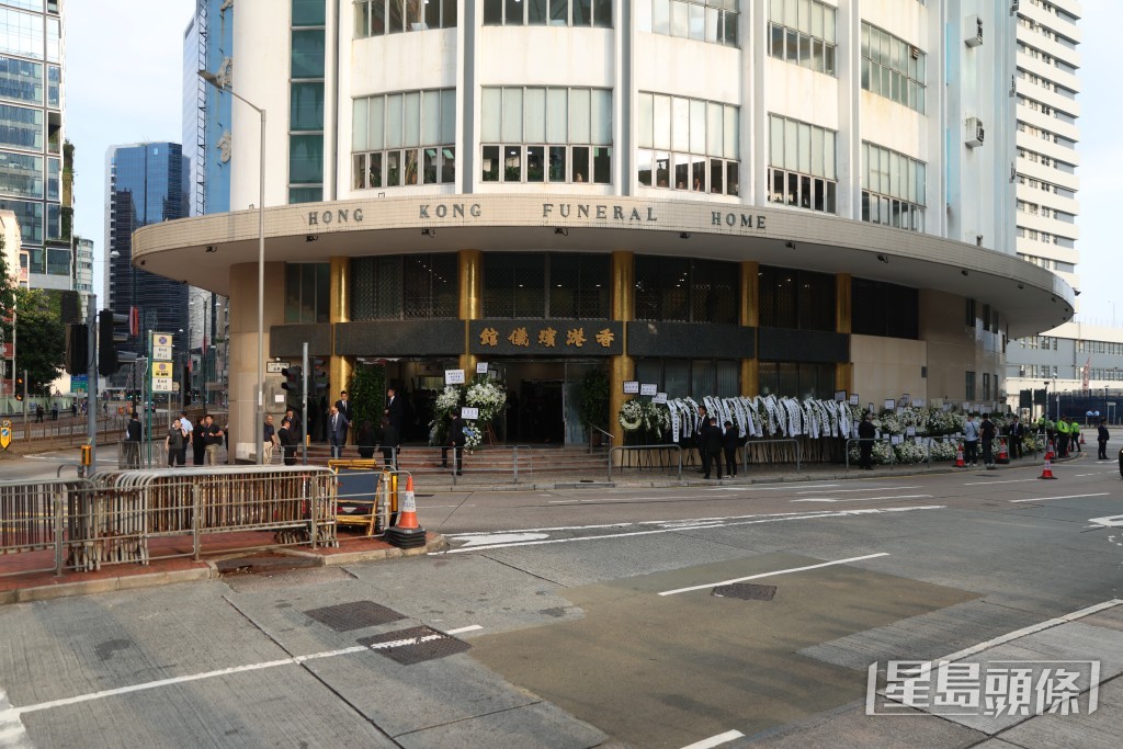 董建华在北角香港殡仪馆设灵。 董建华在北角香港殡仪馆设灵。