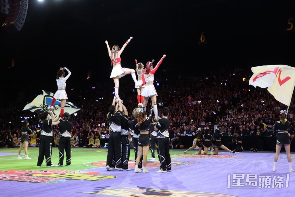 現場有啦啦隊表演,氣氛熾熱高漲。 現場有啦啦隊表演,氣氛熾熱高漲。