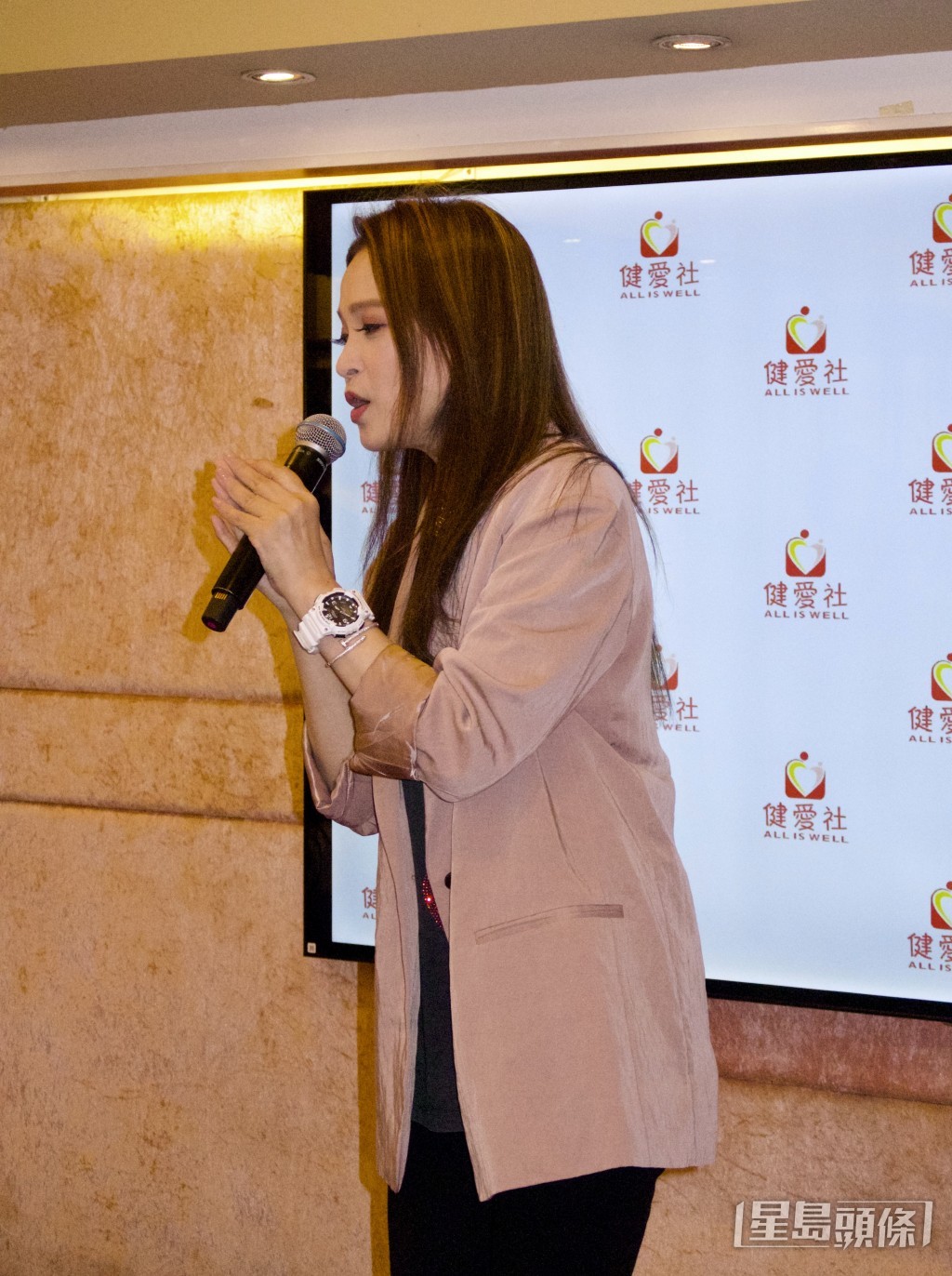 與家庭戶合唱「甜蜜蜜」及「月亮代表我的心」。 與家庭戶合唱「甜蜜蜜」及「月亮代表我的心」。