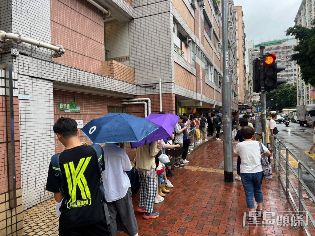 下午2時仍有近百人排隊購買「熱香餅漢堡」。林曉敏攝