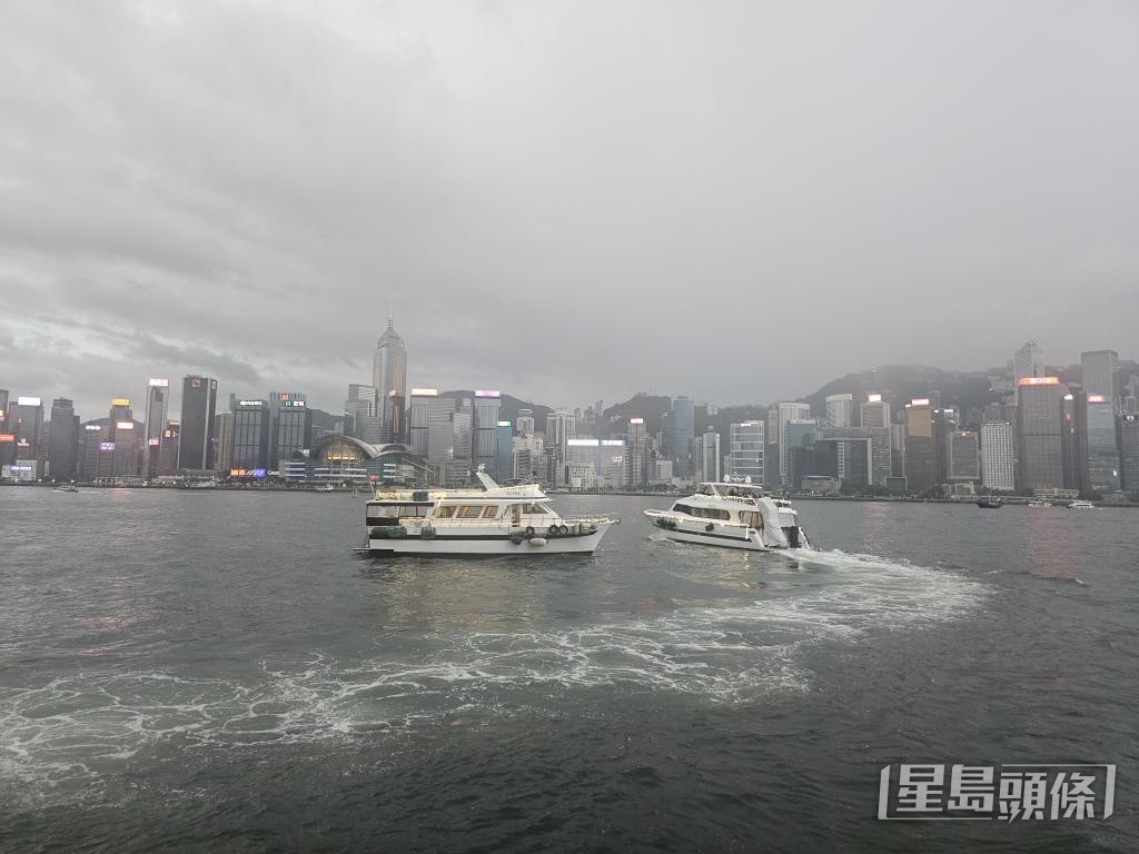不少旅客會乘觀光船遊覽維港。 不少旅客會乘觀光船遊覽維港。