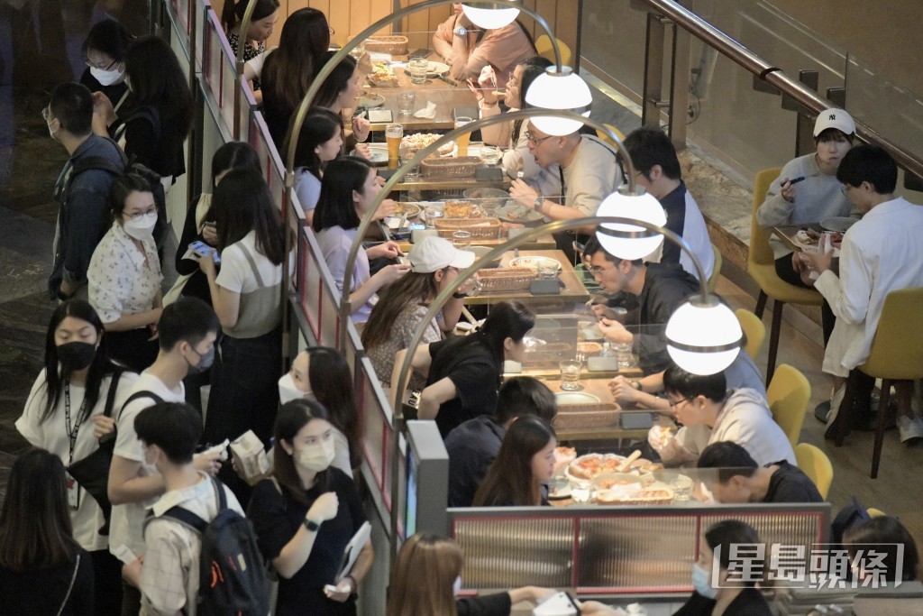 食環署豁免小販和食物業牌照等費用一年,以支援中小企,減輕營商壓力。資料圖片 食環署豁免小販和食物業牌照等費用一年,以支援中小企,減輕營商壓力。資料圖片