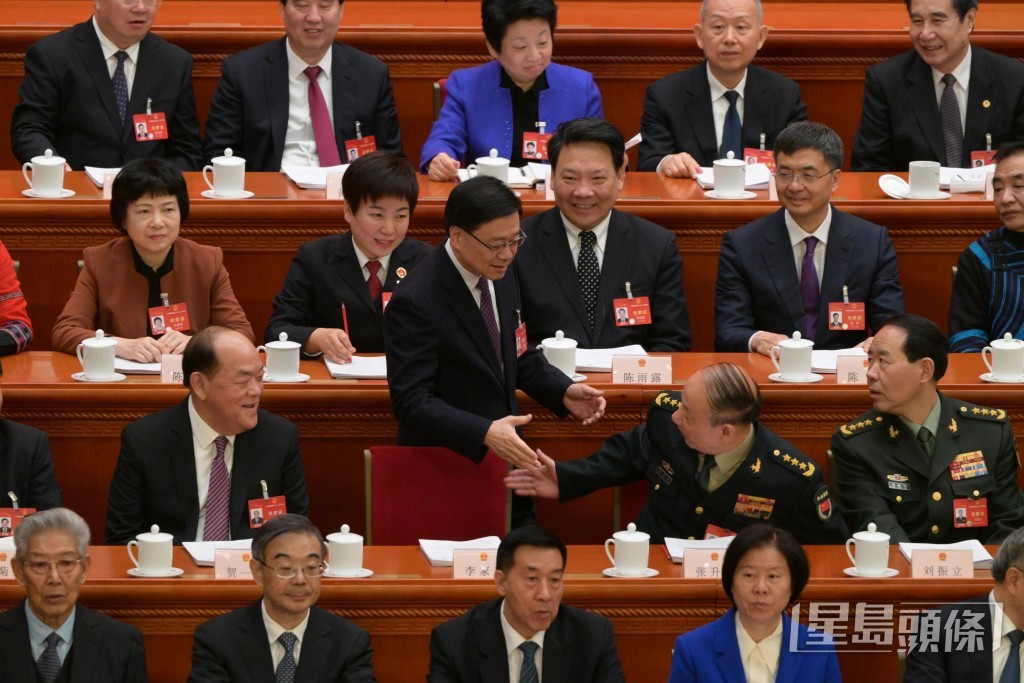 李家超入座时，治路与众人打招呼。苏正谦摄