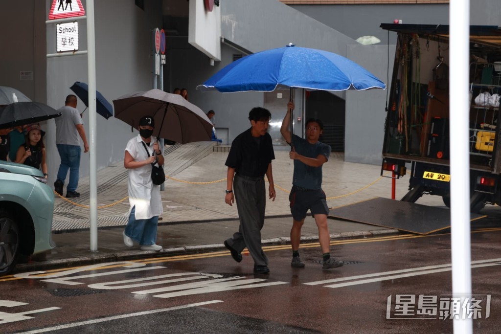 劉青雲直言下雨有影響拍攝進度。