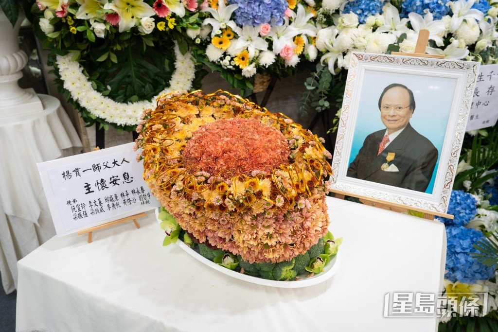 楊貫一8月25日於香港殯儀館設靈，​有愛徒送上鮑魚造型的花圈悼念。