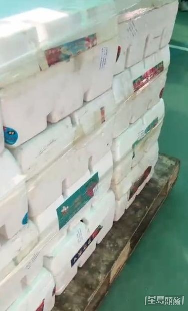 涉事攤位產品以多個密封的發泡膠箱運輸，懷疑是預防長途運輸途中跌出蔬果。 受訪者提供