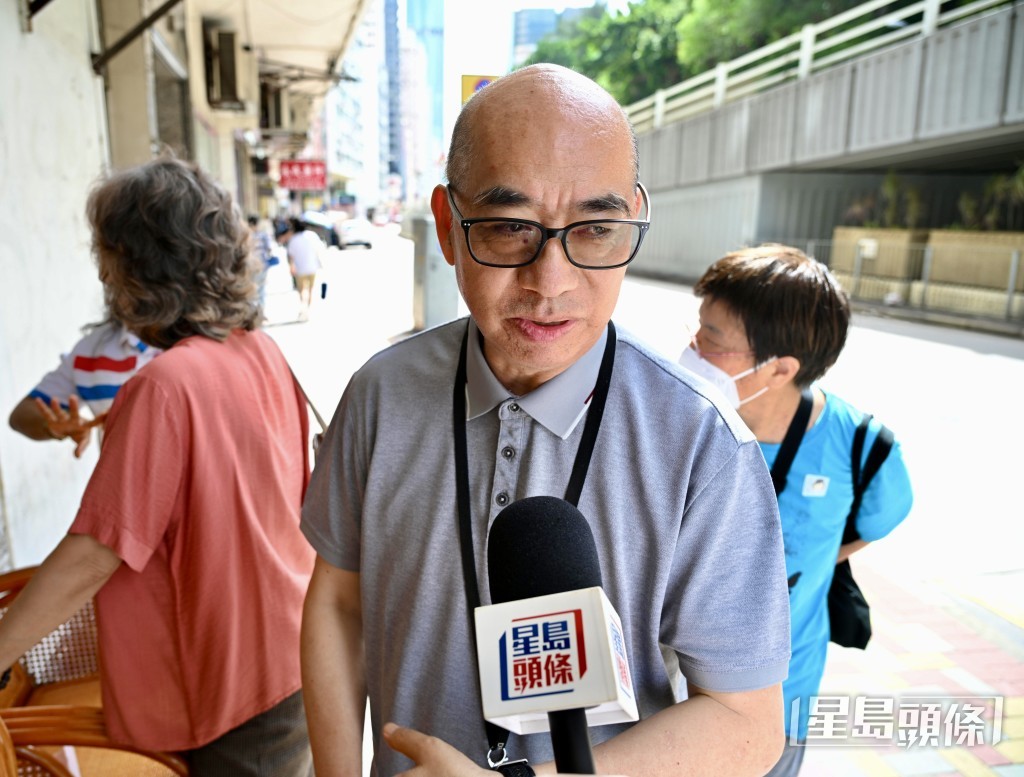 鄭先生指,聽説店舖結業,故特意前來選購。蘇正謙攝 鄭先生指,聽説店舖結業,故特意前來選購。蘇正謙攝