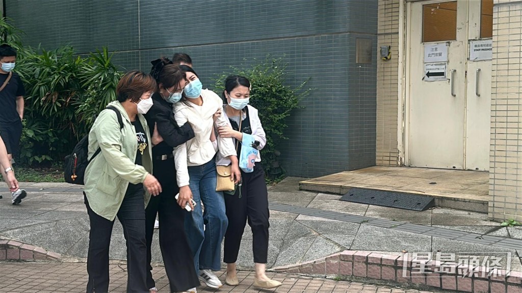 死者妻子(右二白衫)在親友攙扶下離開殮房。劉漢權攝 死者妻子(右二白衫)在親友攙扶下離開殮房。劉漢權攝