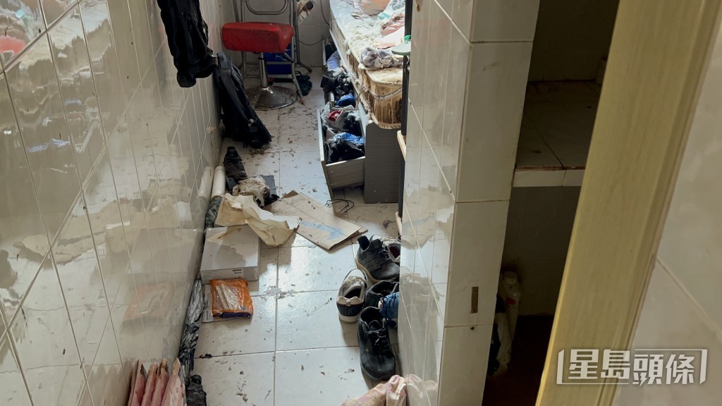 屋內一凌亂。