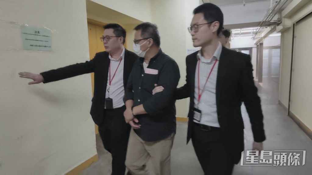 廉署傍晚再押解一名男子到九龍灣辦公室調查，據了解該人為項目經理。黃文威攝