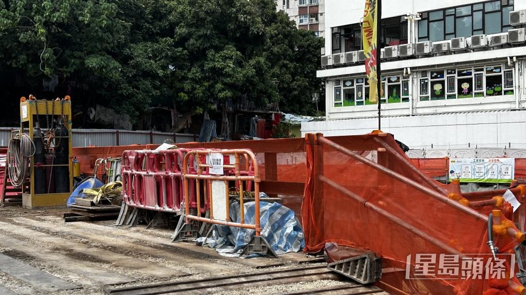 帆布常用於地盤覆蓋或保護建築材料。