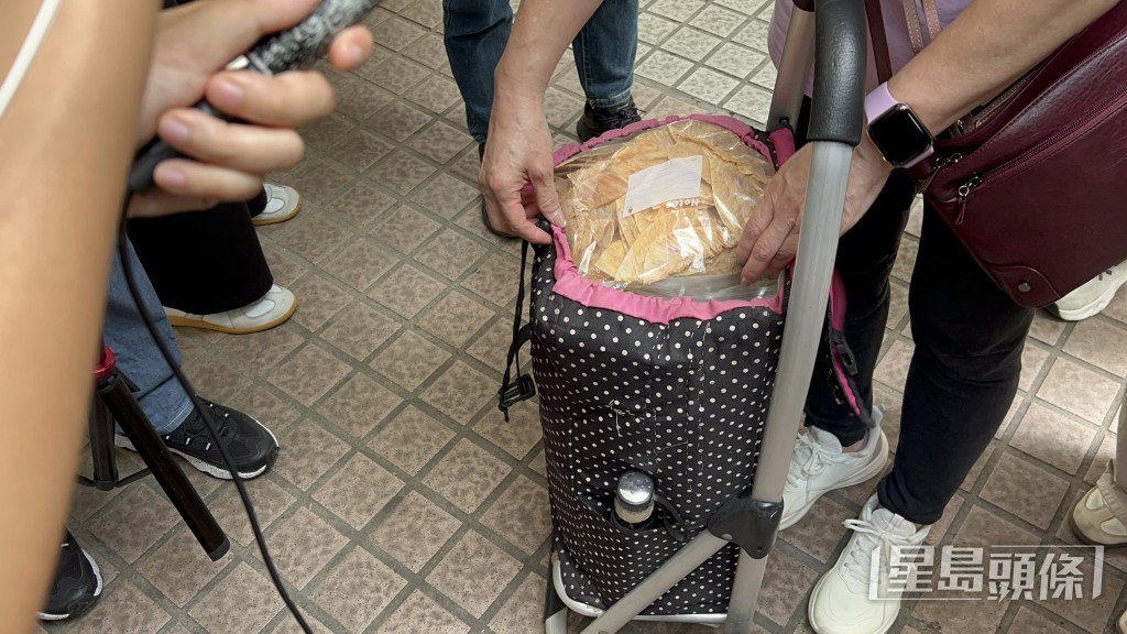 關太取走海味及珍藏數十年的陳皮。楊偉亨攝