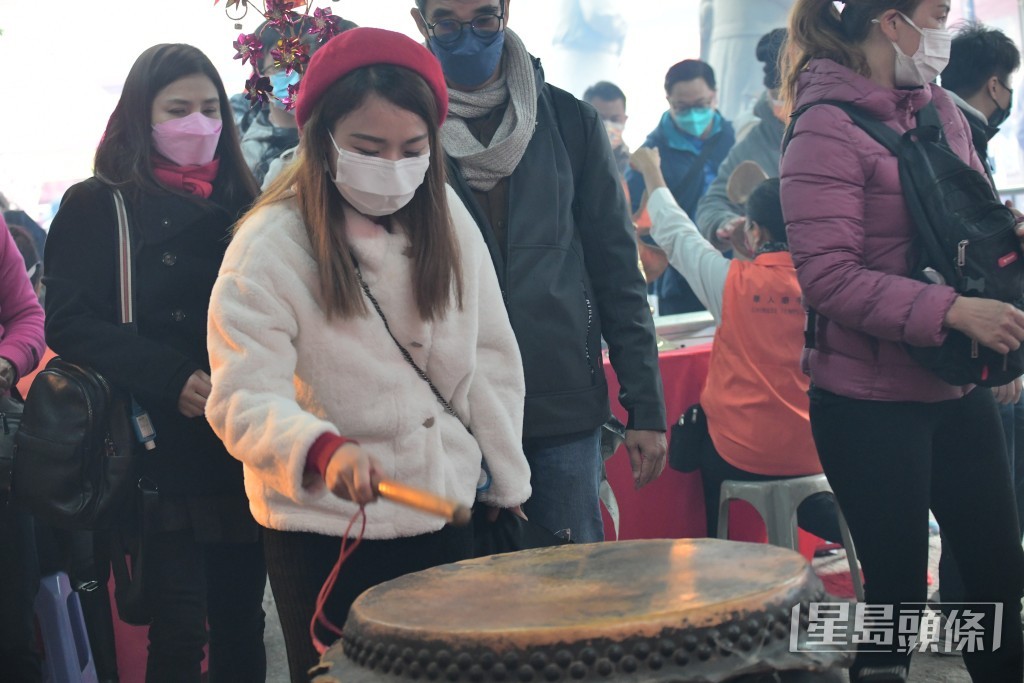 廟宇設擊鼓區,善信可擊打天鼓3下報到,即告知車公有人來參拜。資料圖片 廟宇設擊鼓區,善信可擊打天鼓3下報到,即告知車公有人來參拜。資料圖片