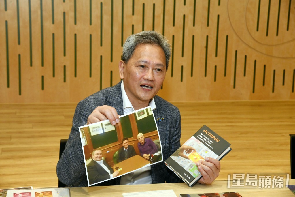 甘志深强调当年时任地铁市务及策划总监的卢保(Rob Noble)以及时任总经理(聪明卡)陈弼时(Brian Chambers)两位前上司是八达通之父。 甘志深强调当年时任地铁市务及策划总监的卢保(Rob Noble)以及时任总经理(聪明卡)陈弼时(Brian Chambers)两位前上司是八达通之父。