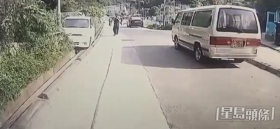 兩少年登上小巴撻車前駛，一名黑衣少年同黨在車前拍攝。（小巴負責人曾女士提供）