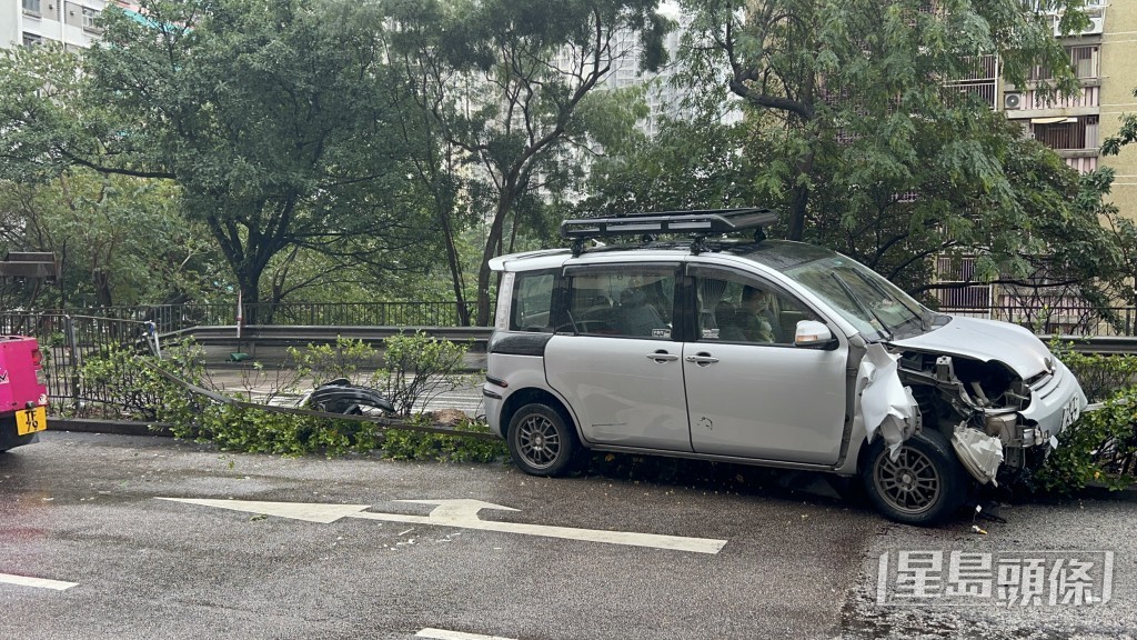 右車頭撞毀。林思明攝