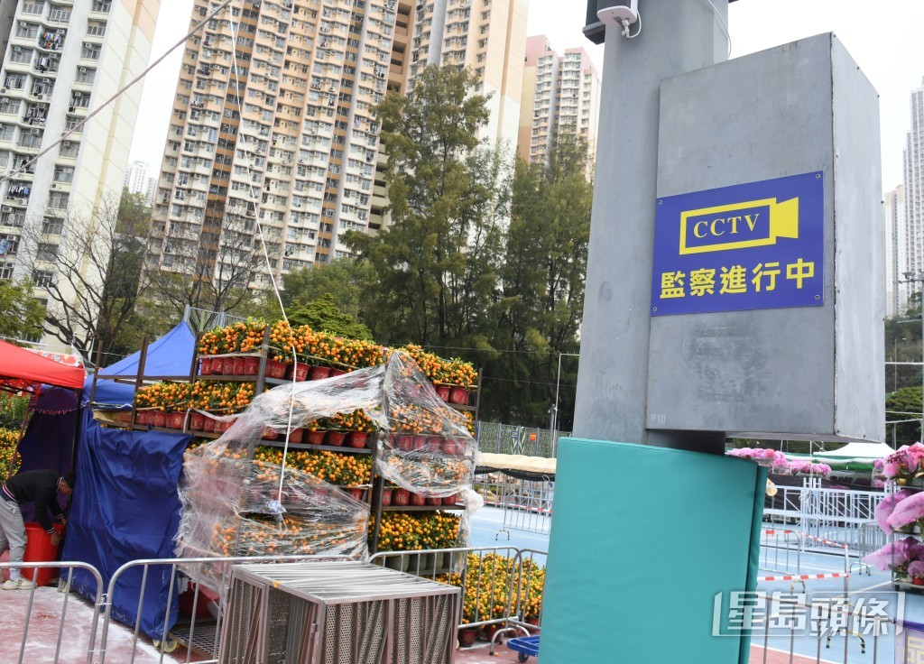 食環署表示，各年宵市場會設指揮站及閉路電視，署方會調派小販事務隊及增聘外判保安人員，協助疏導人群及維持秩序。何健勇攝