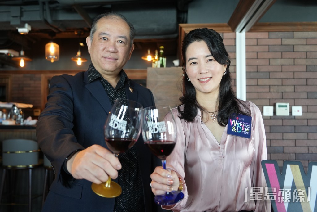香港專業品酒師協會主席周國明(左)、仙島酒莊董事兼行政總裁龔張立慧(右)。吳艷玲攝 香港專業品酒師協會主席周國明(左)、仙島酒莊董事兼行政總裁龔張立慧(右)。吳艷玲攝