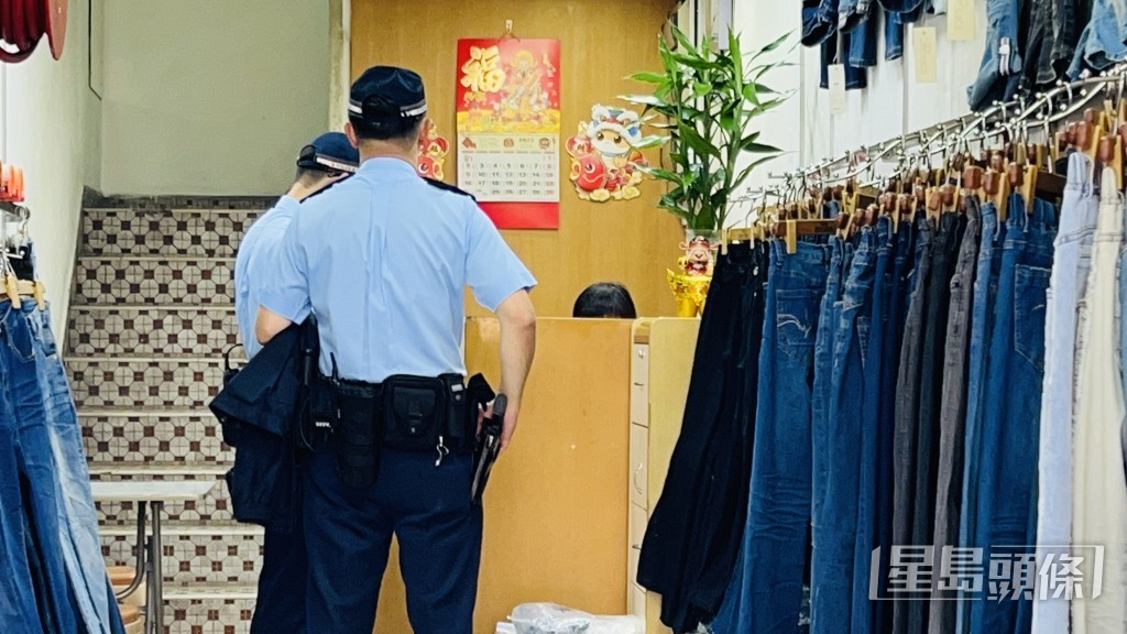 警員進入店內調查。