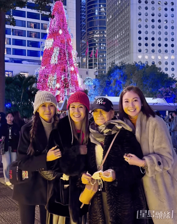 母親江玉珠和三個女兒合照。 母親江玉珠和三個女兒合照。