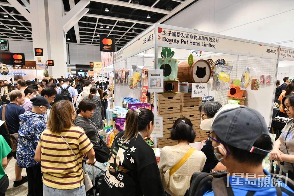 開幕首日持續下雨，但會場內人流不斷，不少貓主特意攜同愛貓到場打卡選購，多個攤位負責人均指市民消費氣氛熾熱。盧江球攝