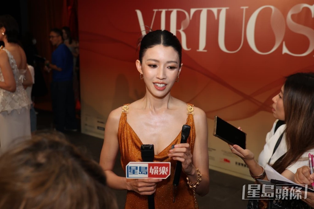 蔡思貝橙金晚裝向新戲角色致敬。 蔡思貝橙金晚裝向新戲角色致敬。