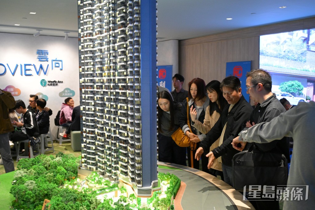 雲向人氣持續，參觀人流不斷。