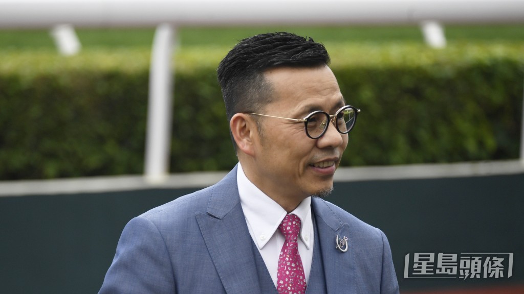  今朝「美丽登场」出跳时罗富全不只跟出跟入，课后甚至跟埋此驹入马房。