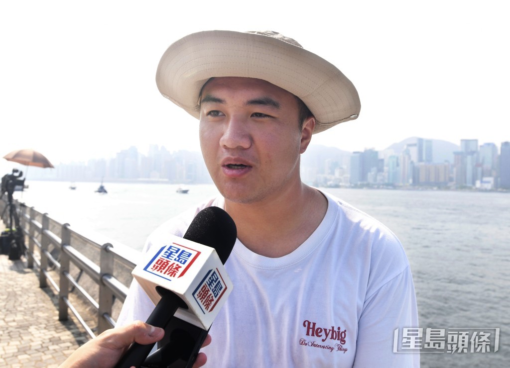 廣西遊客覃先生表示,已準備單反相機及長焦鏡頭,期待拍攝到軍艦駛過維港畫面。何君健攝 廣西遊客覃先生表示,已準備單反相機及長焦鏡頭,期待拍攝到軍艦駛過維港畫面。何君健攝
