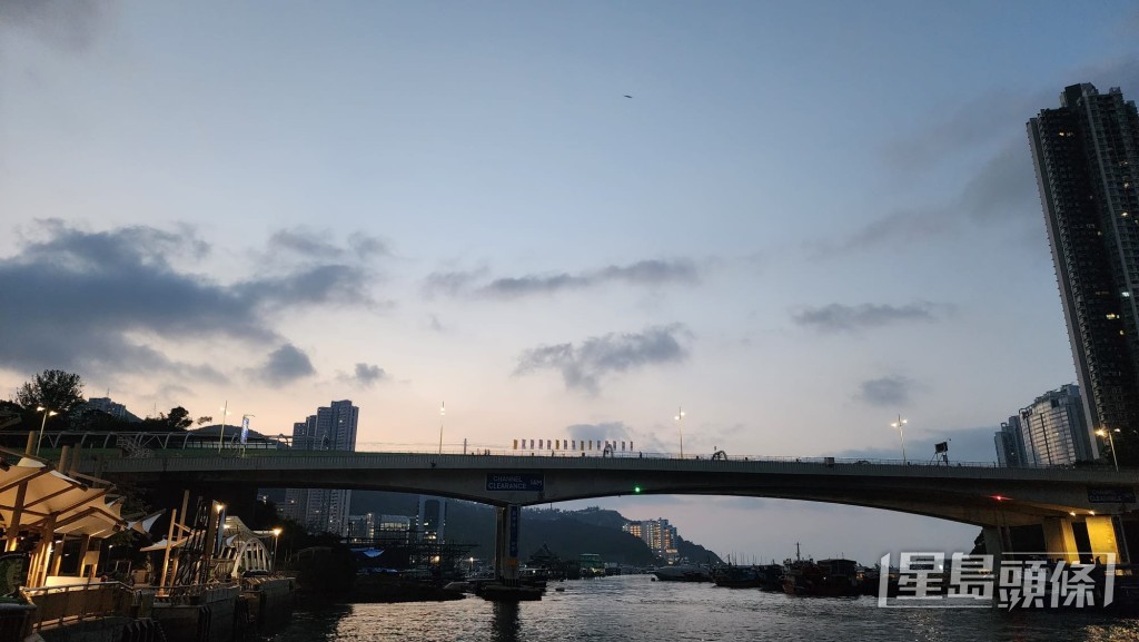 本港地區今日大致天晴，吹和緩東至東北風。黎志偉攝