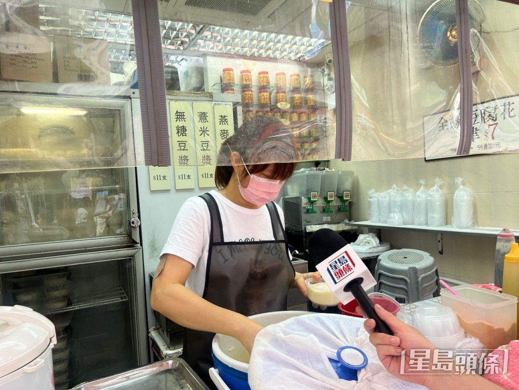 豆腐花店的負責人陳女士表示,現時路德圍人流與之前「差好遠」,指今年開始「特別冷清」,生意差了三、四成。林曉敏攝 豆腐花店的負責人陳女士表示,現時路德圍人流與之前「差好遠」,指今年開始「特別冷清」,生意差了三、四成。林曉敏攝