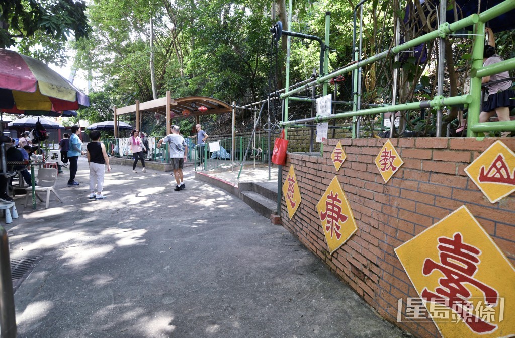 主教山部分僭建康樂設施。 主教山部分僭建康樂設施。