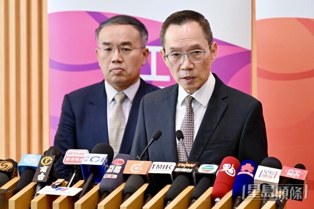 財經事務及庫務局長許正宇（左）和獲停任政府物流服務署署長職務的陳嘉信（右）。資料圖片