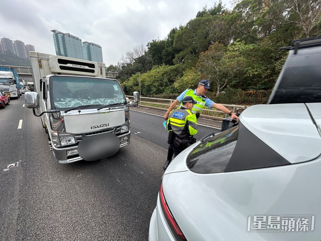 私家車與貨車相撞。林思明攝