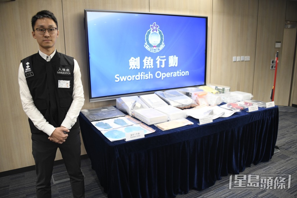 入境處高級入境事務主任 (外傭專責調查)鮑曉峰講述案情。楊偉亨攝