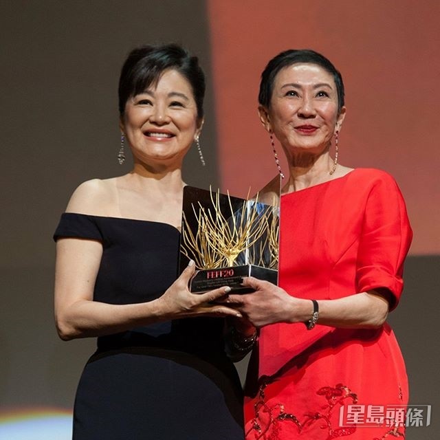 林青霞曾提及金庸評價施南生是唯一對老公意亂情迷的妻子。 林青霞曾提及金庸評價施南生是唯一對老公意亂情迷的妻子。