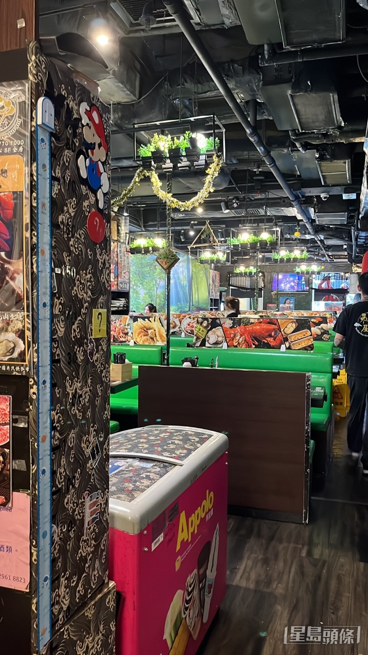 旺角兆萬中心內其中一間放題店晚市首輪客人均不多。 旺角兆萬中心內其中一間放題店晚市首輪客人均不多。