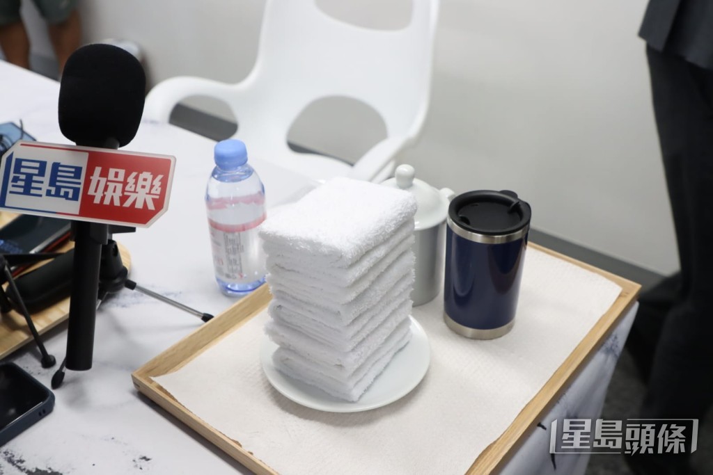 大劉座位旁邊有毛巾、口罩。 大劉座位旁邊有毛巾、口罩。