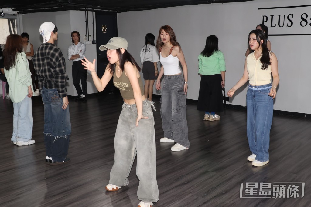 眾人在《三.八》中又唱又跳。 眾人在《三.八》中又唱又跳。