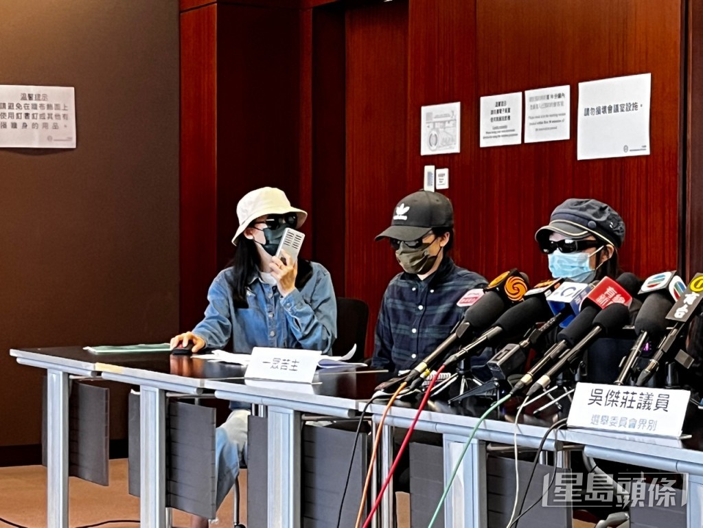 苦主A小姐(左)稱曾報讀多個虛擬資幣課程,學員都受導師影響「入金」。李健威攝 苦主A小姐(左)稱曾報讀多個虛擬資幣課程,學員都受導師影響「入金」。李健威攝