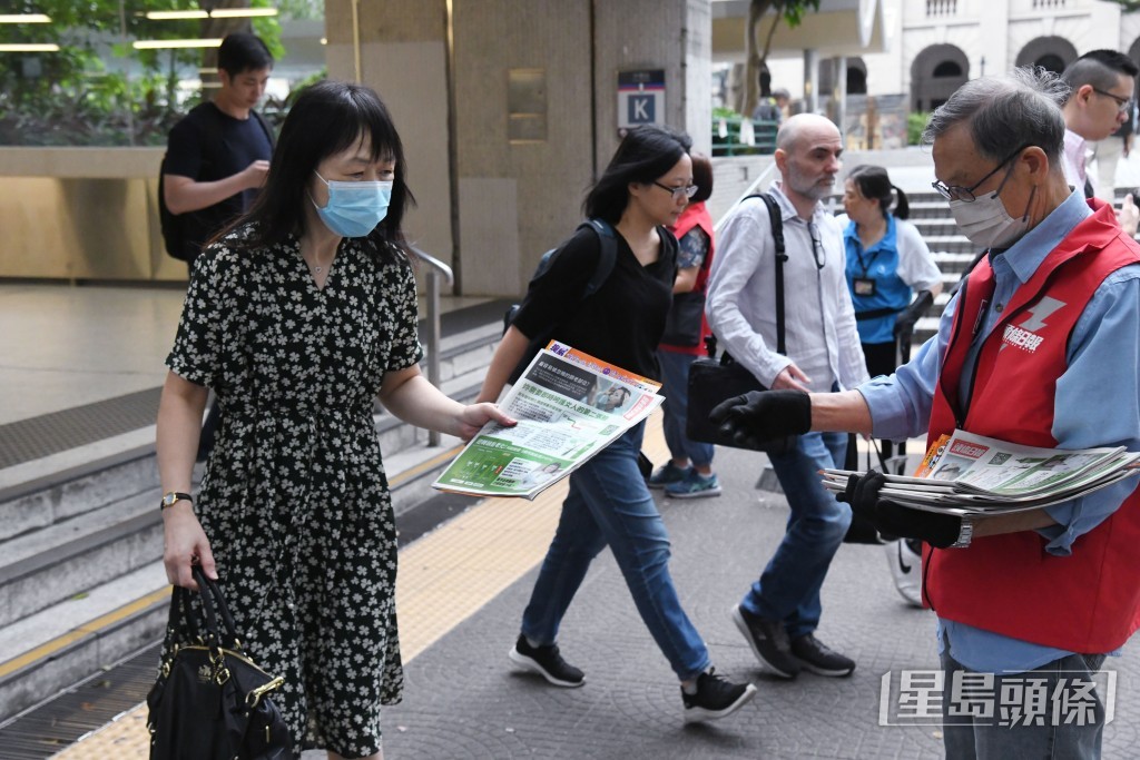 《提紙》防騙資訊豐富，市民爭相取閱。