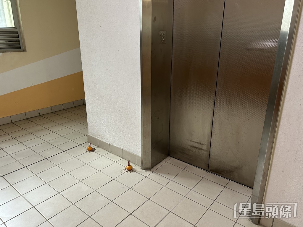 有街坊在升降機放置兩個燈及香燭，以求安心。