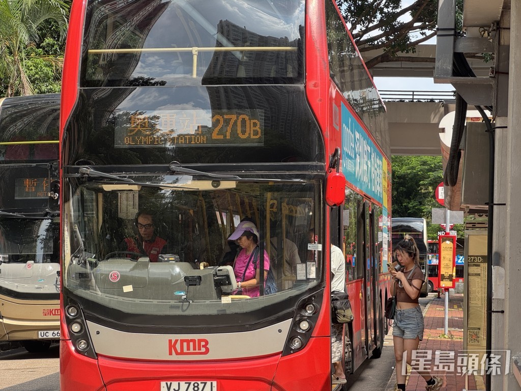 有車長透露,指過往雖然也不能調較冷氣,但設定的氣溫比現時低兩、三度。(圖中非當事人) 有車長透露,指過往雖然也不能調較冷氣,但設定的氣溫比現時低兩、三度。(圖中非當事人)